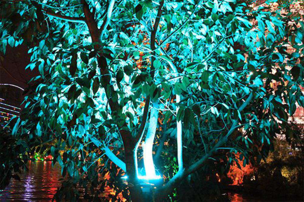 抖圈照明的RGB投光灯用在海内景观亮化项目